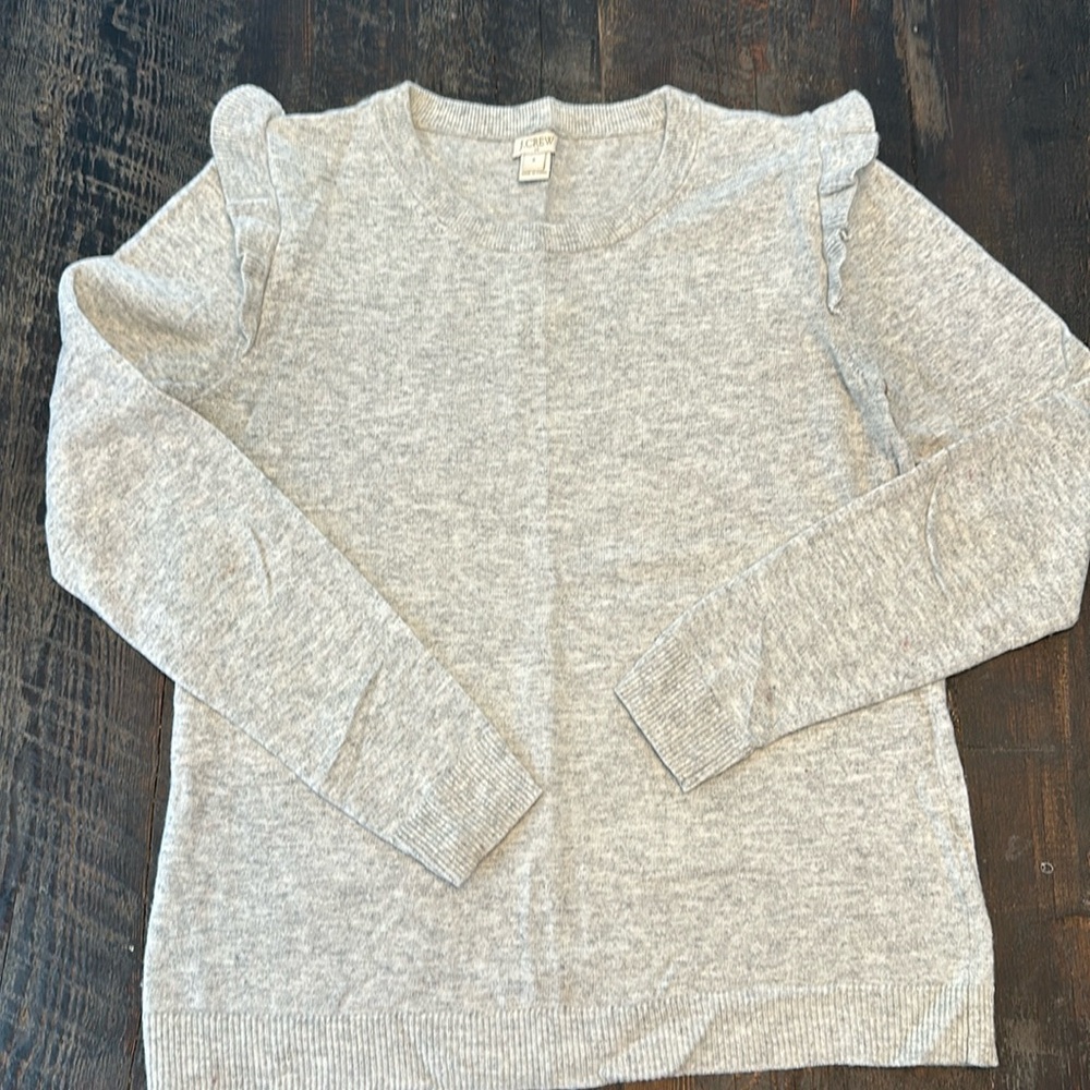 J Crew light grey crewneck sweater. Size: S
Merino wool blend.